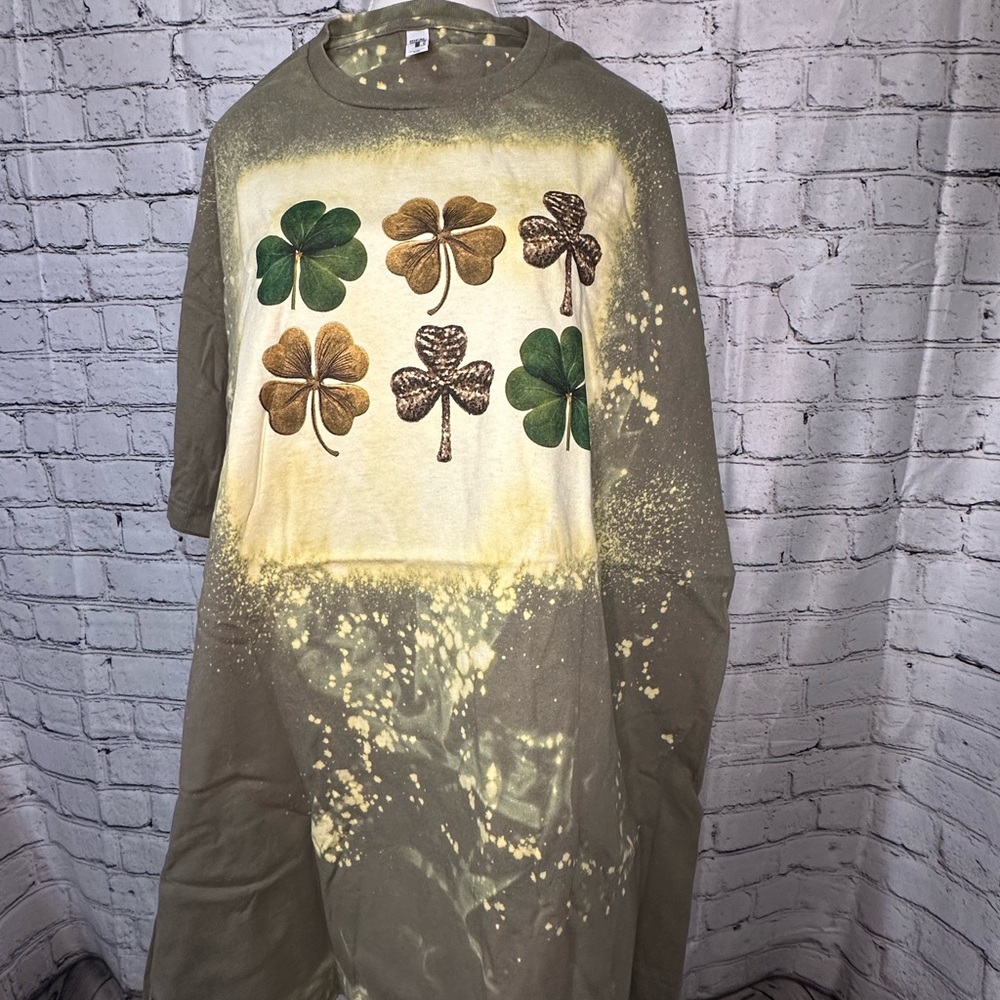 6 clovers graphic bleached t-shirt size 2XL (XXL), unisex sizing. - Picture 2 of 6